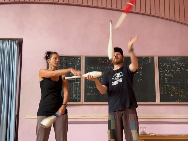 Juli and Hoschy passing Martin